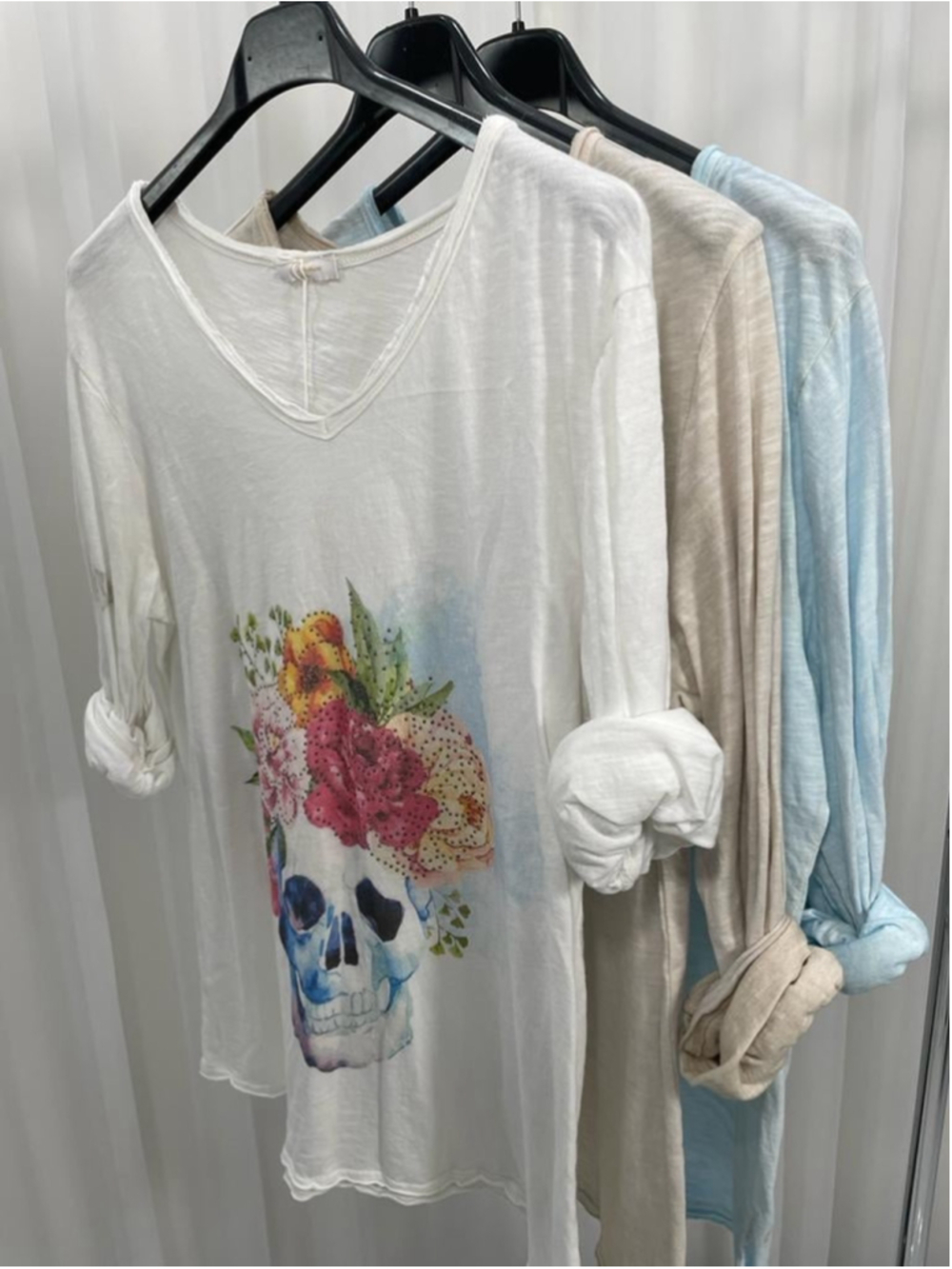 Tee Shirt women V Neck long sleeve Skull print NWT one size